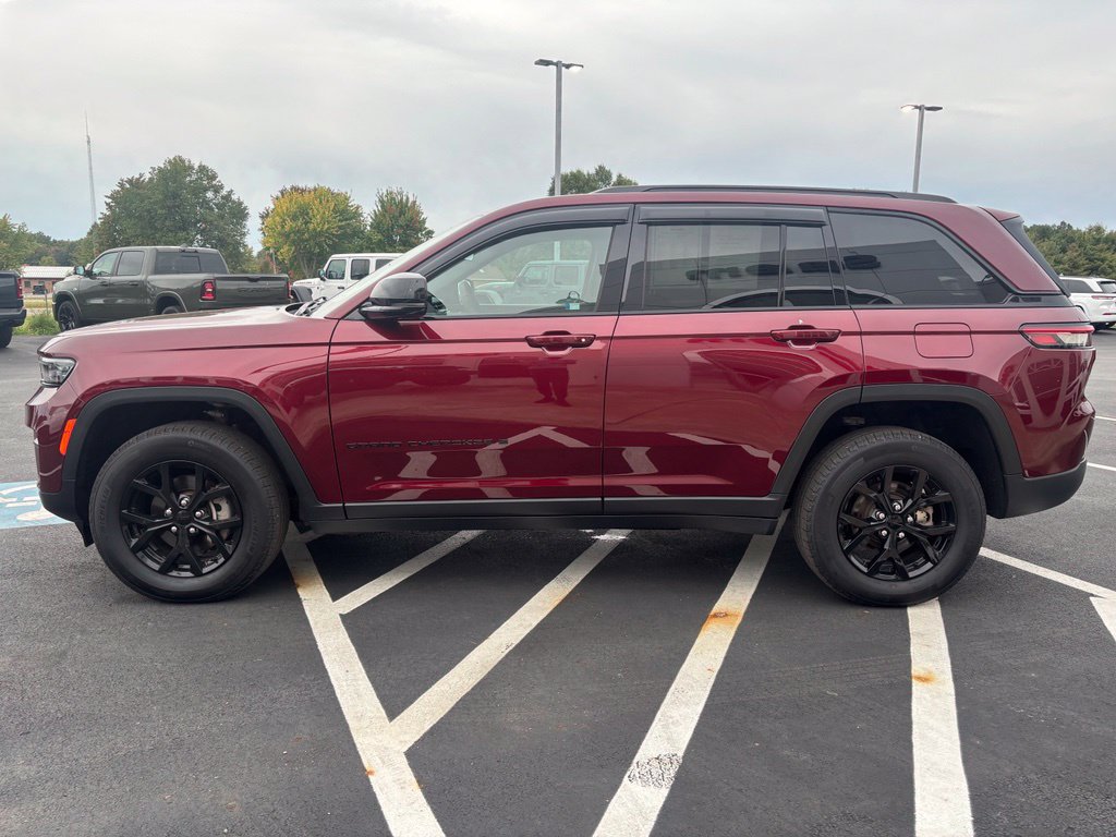 Used 2025 Jeep Grand Cherokee Altitude AWD/4WD image 5