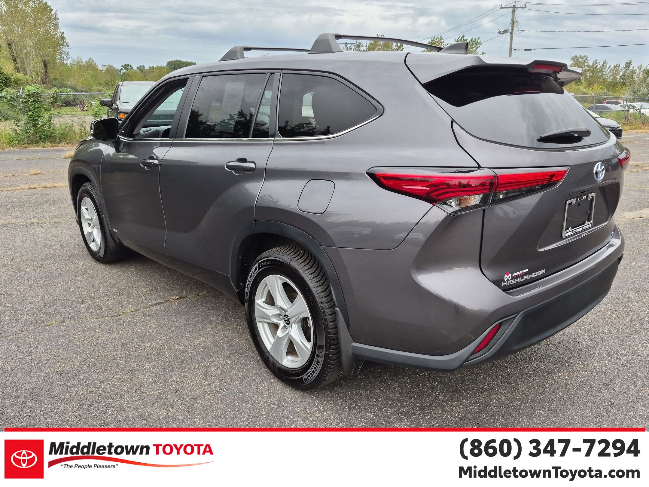Used 2023 Toyota Highlander LE AWD/4WD image 5