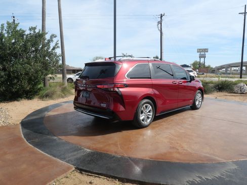 Used 2021 Toyota Sienna Limited image 2