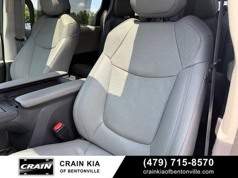 Used 2023 Toyota Sienna Limited FWD image 23