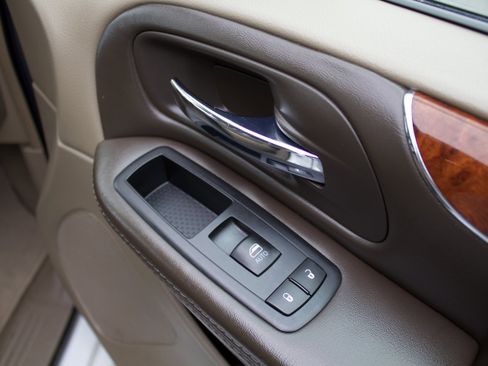 Used 2015 Chrysler Town & Country Touring image 30