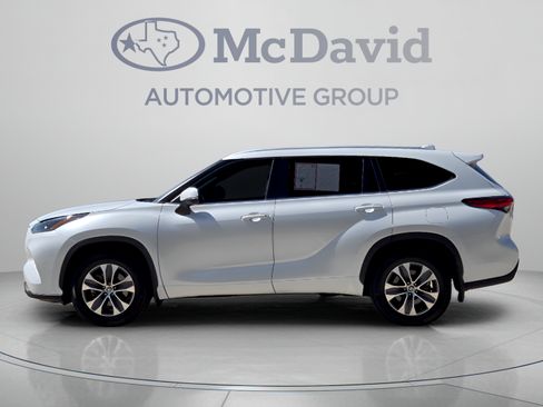 Used 2022 Toyota Highlander XLE FWD image 2