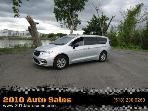 Used 2024 Chrysler Pacifica Touring-L FWD image 1