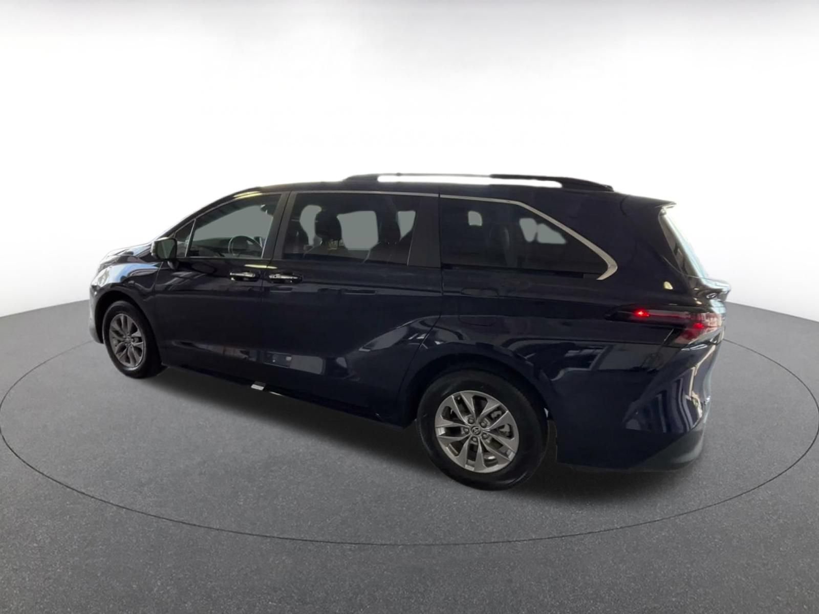 Used 2025 Toyota Sienna XLE FWD image 9