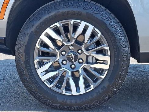Used 2025 Chevrolet Suburban Z71 AWD/4WD image 8