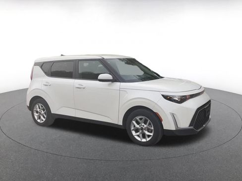 Used 2025 Kia Soul LX w/ LX Technology Package FWD image 2