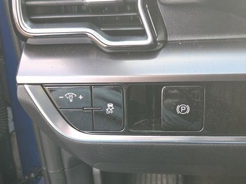 Used 2025 Kia Sportage EX image 28