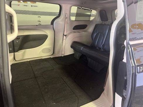 Used 2020 Chrysler Pacifica Limited FWD image 57