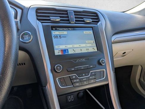 Used 2019 Ford Fusion SE FWD image 16