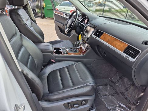 Used 2014 Volkswagen Touareg TDI image 15