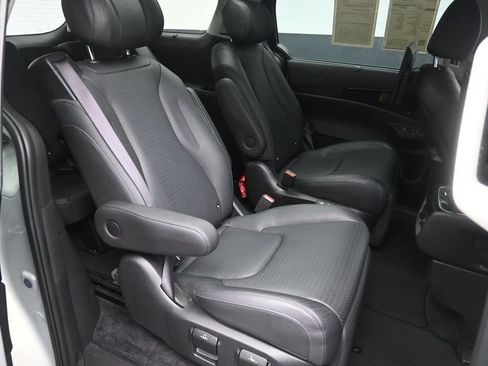 Used 2025 Kia Carnival SX Prestige FWD image 24
