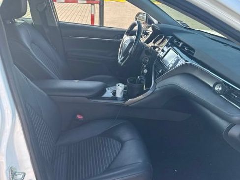 Used 2018 Toyota Camry SE w/ Moonroof Package FWD image 6