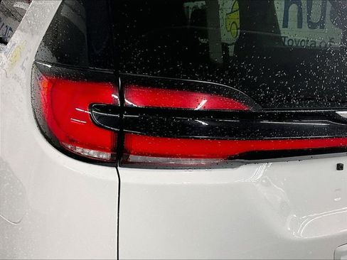 Used 2023 Chrysler Pacifica Touring-L FWD image 30