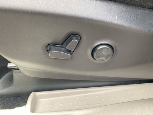 Used 2024 Chrysler Pacifica Limited FWD image 24