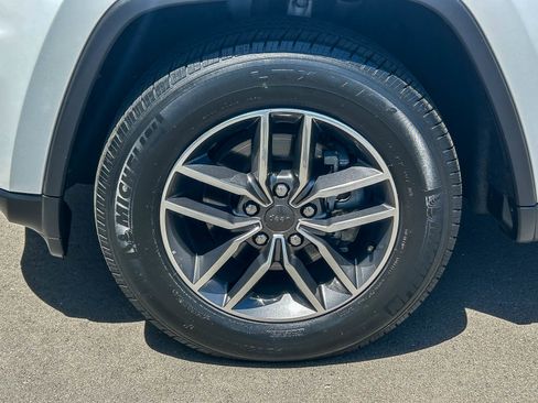 Used 2020 Jeep Grand Cherokee Laredo w/ Laredo X Package RWD image 10