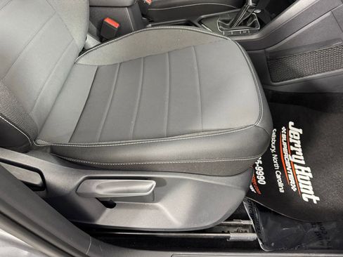 Used 2024 Volkswagen Taos SE image 34