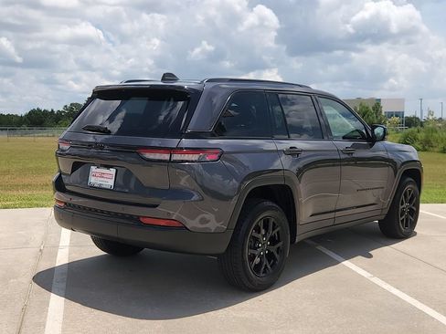 Used 2024 Jeep Grand Cherokee Altitude RWD image 5