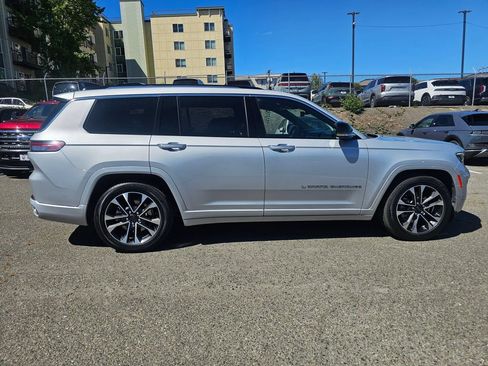 Used 2022 Jeep Grand Cherokee L Overland w/ Advanced Protech Group III AWD/4WD image 9