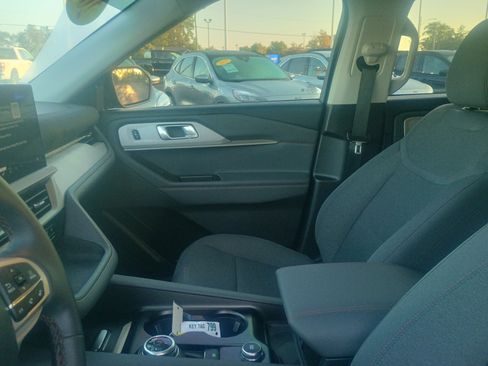 Certified 2025 Ford Explorer Active image 19
