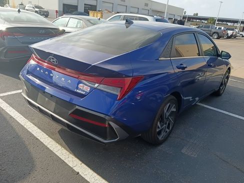 Used 2025 Hyundai Elantra Limited FWD image 4