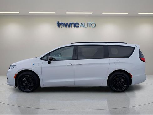 Used 2024 Chrysler Pacifica Premium FWD image 2