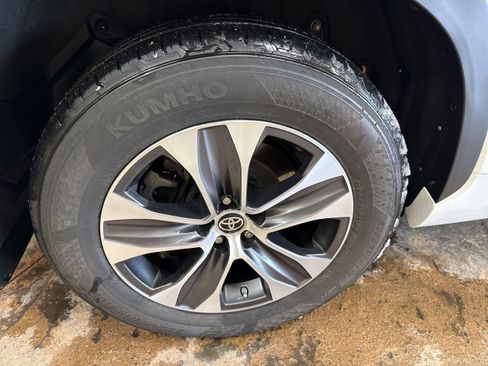 Used 2023 Toyota Highlander XLE image 11