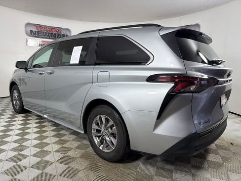 Used 2024 Toyota Sienna XLE image 6