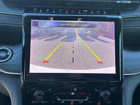 Used 2023 Jeep Grand Cherokee Limited image 32