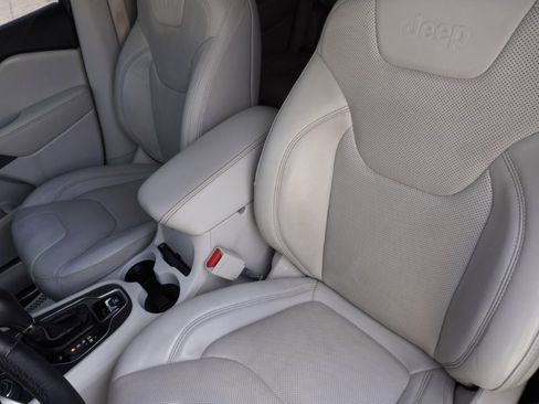 Used 2019 Jeep Cherokee Limited w/ Luxury Group image 11