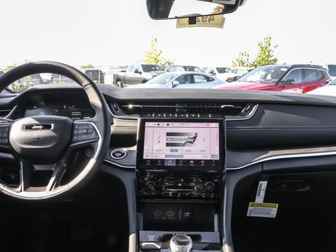 New 2025 Jeep Grand Cherokee Limited w/ Black Appearance Package image 15