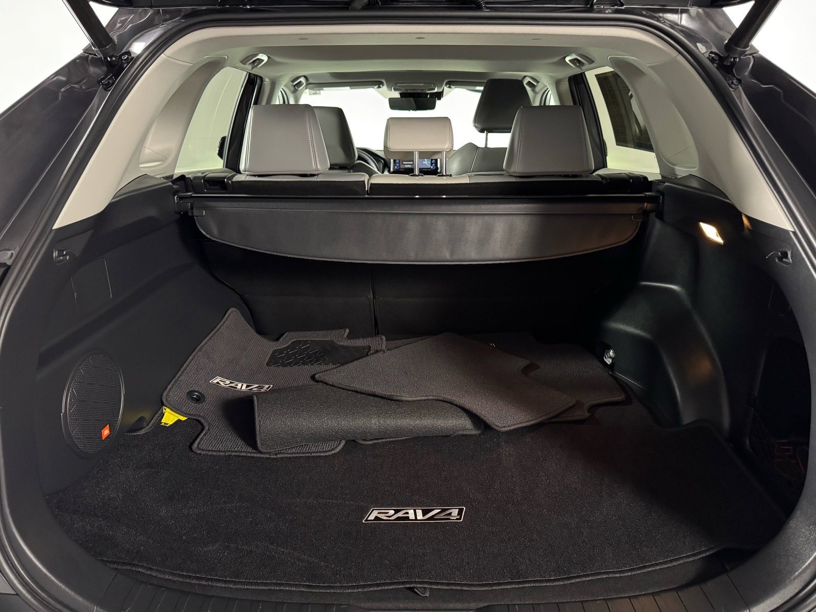 Used 2020 Toyota RAV4 Limited FWD image 18