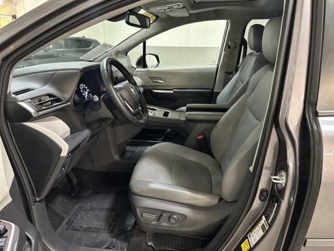 Used 2021 Toyota Sienna XLE w/ XLE Plus Package image 16