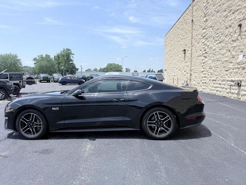 Used 2019 Ford Mustang GT RWD image 2