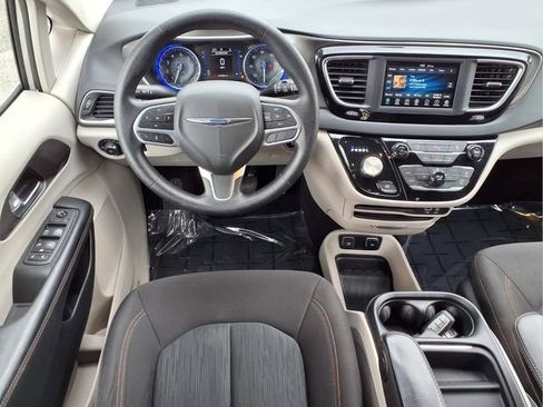 Used 2020 Chrysler Pacifica Touring w/ Tire & Wheel Group FWD image 4