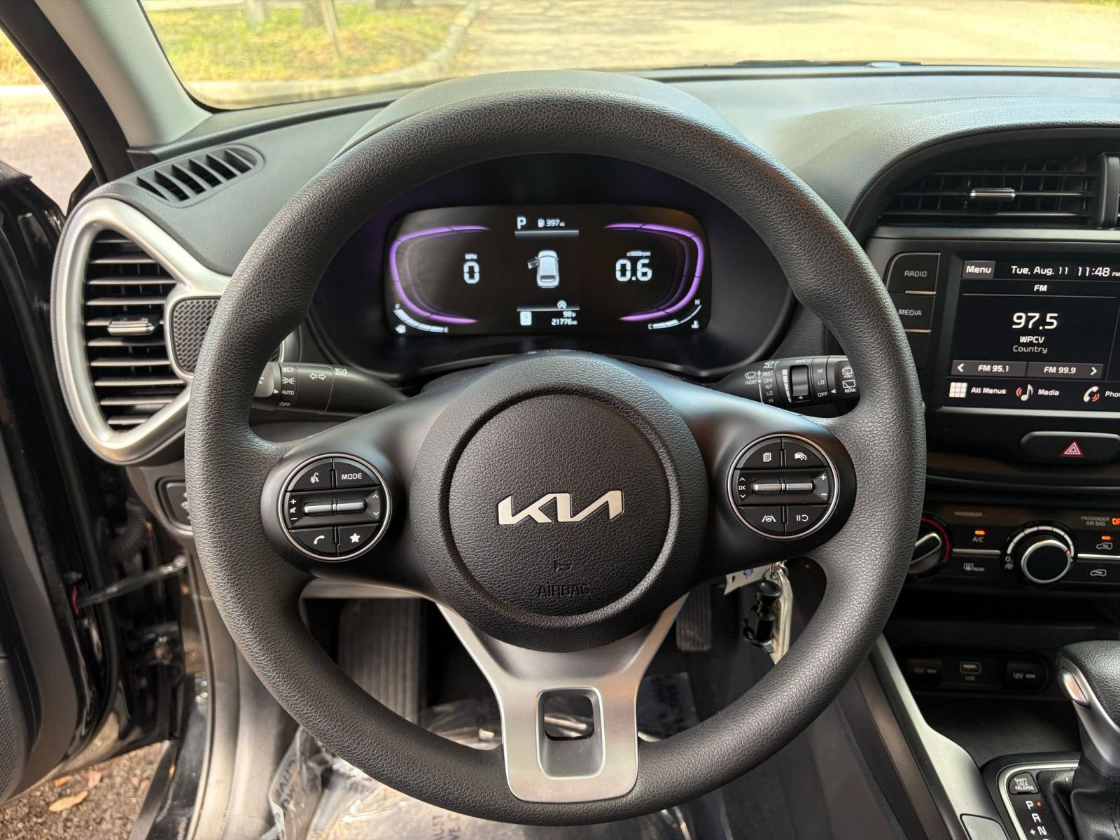 Used 2025 Kia Soul LX w/ LX Technology Package FWD image 25
