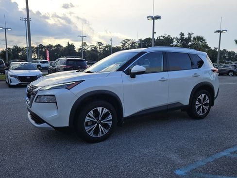 Used 2021 Nissan Rogue SV w/ Premium Package FWD image 2