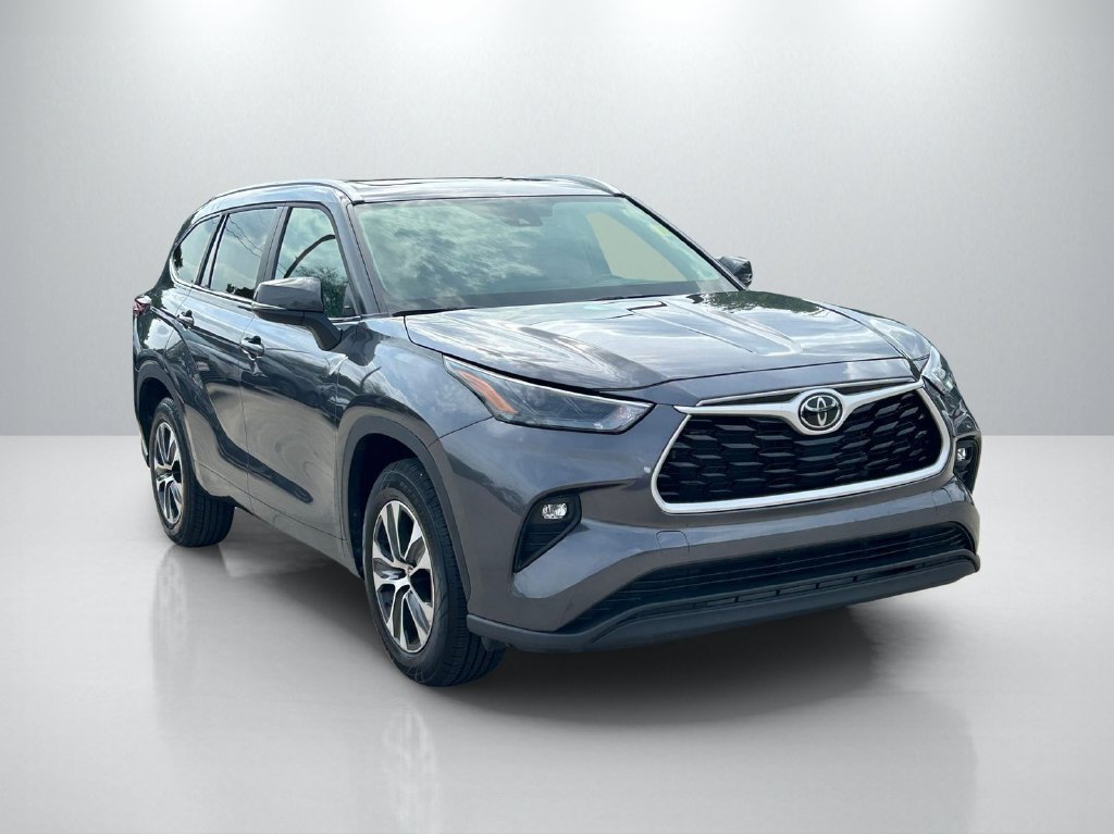 Used 2025 Toyota Highlander XLE FWD image 3