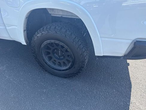 Used 2022 RAM 1500 Laramie AWD/4WD image 16