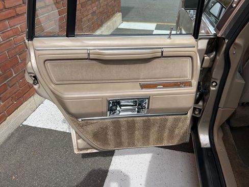 Used 1989 Lincoln Town Car Signature image 27