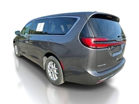 Used 2023 Chrysler Pacifica Touring-L FWD image 5