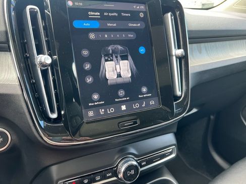 Certified 2025 Volvo XC40 B5 Plus AWD/4WD image 17