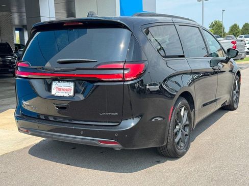 Used 2025 Chrysler Pacifica Limited FWD image 3