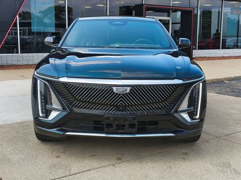 Used 2024 Cadillac Lyriq Luxury AWD/4WD image 2