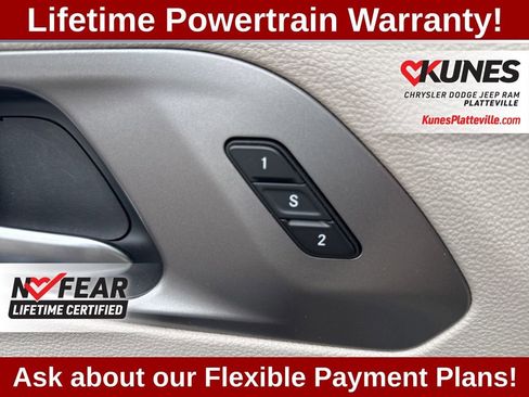 Used 2023 Chrysler Pacifica Touring-L image 28