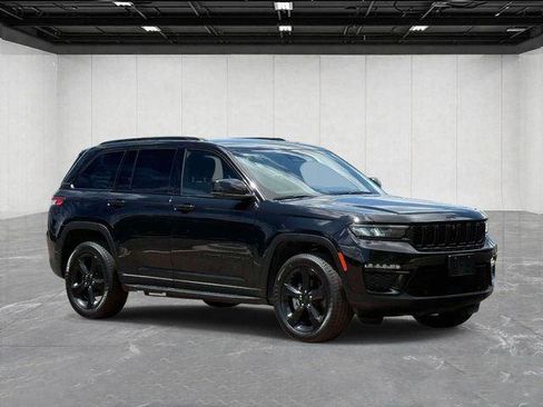 Certified 2024 Jeep Grand Cherokee Limited w/ Luxury Tech Group II AWD/4WD image 3