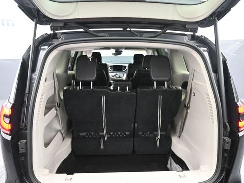 Used 2023 Chrysler Pacifica Touring-L FWD image 11
