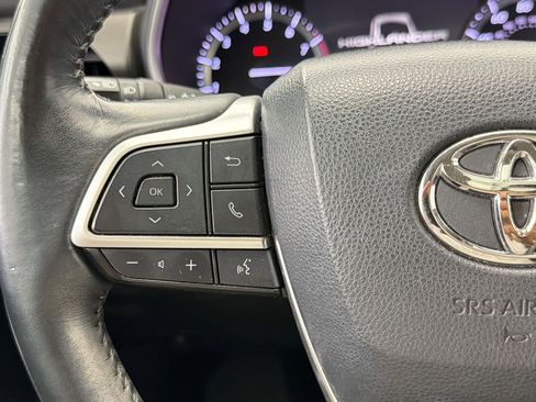 Used 2022 Toyota Highlander XLE FWD image 17