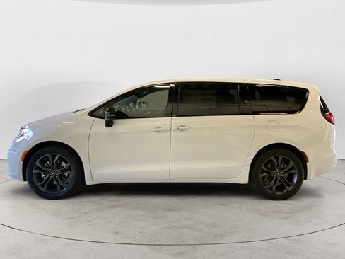 New 2026 Chrysler Pacifica Select image 2