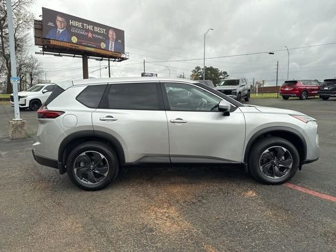 Used 2024 Nissan Rogue SV image 5