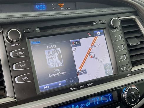Used 2019 Toyota Highlander XLE AWD/4WD image 14